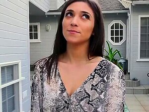 Врела бринета девојка - агент за