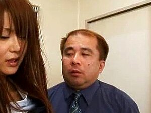 Megu Ayase, eine süße asiatische Lehrerin, wird