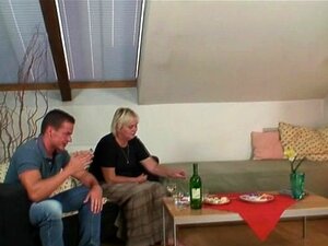 Frecher Oldie spreizt die Beine für den Schwiegersohn