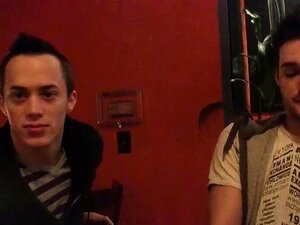 Heta och busiga twinks i verkligheten på en pub i staden