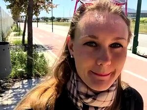 Charmante Amateur-Süße spielt mit einem pinken Spielzeug im