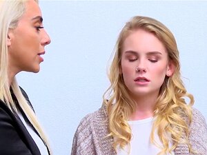 Der Polizist genießt es, hart im Schreibtisch zu ficken, diese zwei