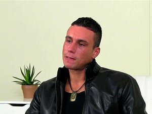 Weibliche Agentin in Strümpfen fickt beim Casting. Brünette