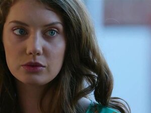 Babe Elena Koshka verlangt ernaar om lesbische seks te proberen met