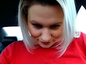 Eine Frau, die draußen mit dem Auto masturbiert