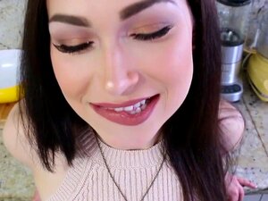 Weiße Schlampe Jennifer Jacob zieht langsam ihre Tücher aus, bevor