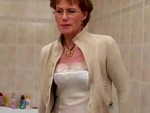 Elegante GILF Etta rasiert sich ihre behaarte Fotze, das ist eine