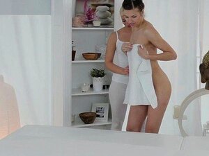 Massagekamers Schattige masseuse verwent lesbische vrouw met vette