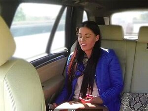 FakeTaxi Bar Lady lutscht und fickt großen Schwanz