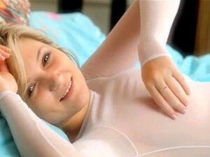 Blonde Studentin genießt Muschi-Teasing