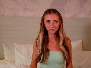 Kleine süße Schlampe Macy Meadows wird beim Casting gefickt