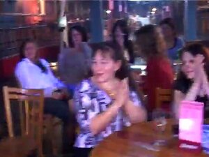 Frauen lutschen Schwanz auf einer Bachelorette-Party