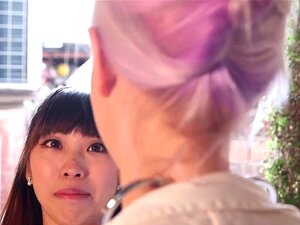 Girls Out West - Lesbisches Squirting beim Arzt