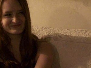 Sexy Möchtegern-Mädchen macht sinnlichen Striptease