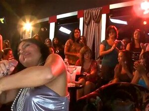 Ausprobieren Stripper harten Schwanz. Stud rockt die Damen-Menge mit