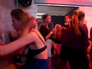 Разигране лепотице постају потпуно у