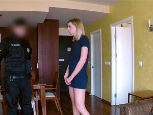 Fake agent onderzoekt het geval van een overvallen blonde babe in haar