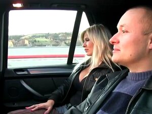 FakeTaxi Blonde mit großen Titten fickt Partner auf dem