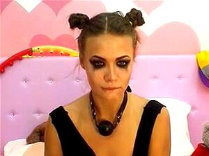 Sich selbst mit einem Dildo und ihrer Faust tief in den Hals nehmen