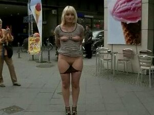 Blonde met zebrajurk hard vastgebonden wordt in het openbaar gevingerd