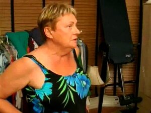 Oma lutscht und spritzt ab