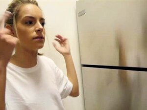 Kimmy Granger erwischt Stebro beim Wichsen. Kimmy Granger erwischte