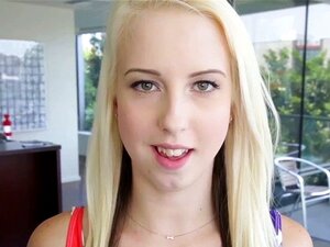 Amerikanische Süße bekommt Gesichtscreme. Kleine tittige