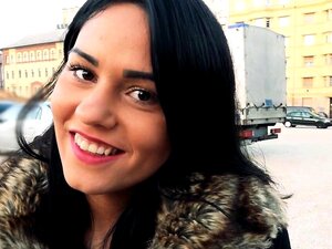 Sexy Brünette hat Sex auf einem Parkplatz