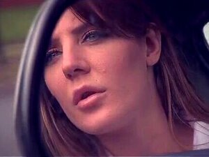 Quickie im Anzug, die rothaarige Schlampe fickt den Macho