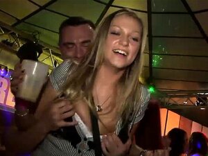 Geile Schlampen werden in einer Orgie gefickt