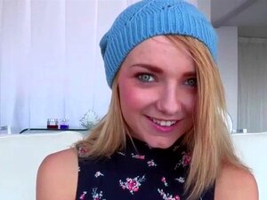 Süße Babe Carmen liebt einen riesigen Schwanz, während sie Fu