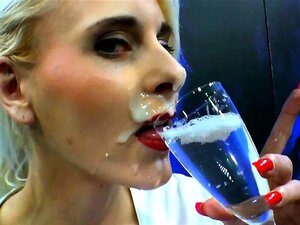 Deutsche Schlampe wird ins Gesicht gespritzt