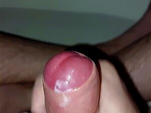 Cumming in der Dusche zu den Klängen von Pornos.