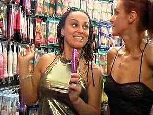 Lesbische heiße Braut wird im Sexshop mit Spielzeug gefickt