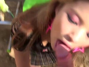 Une mignonne promiscuité se fait percer le cul durement