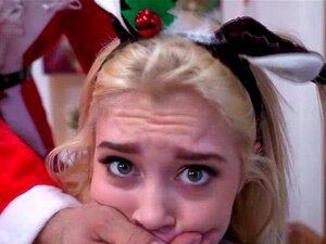 Die geile, süße Blondine Anastasia Knight hat kleine Titten. Die