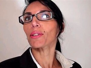 Vacker fransk milf i underkläder hårt knullad i POV