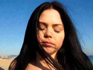 Découvrez les atouts irrésistibles de Latina Ellie lorsqu'elle