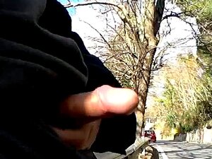 Vecchio con la sua macchina rossa guarda il mio cazzo nello