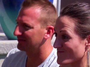 Swinger-Ehepaar genießt ein nasses und freches 69, bevor es zu ihrem