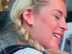 Blonde Tussi genießt riesigen schwarzen Schwanz