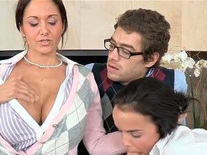 Kiihottava ja rivo kolmen kimppa, Kuuma äiti jakaa pillunsa tuoreen