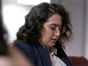 April ONeil, eine Reporterin, taucht auf, um Sinn Sage zu interviewen,