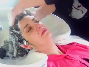 Reifes Haar im Salon gewaschen (von YT)