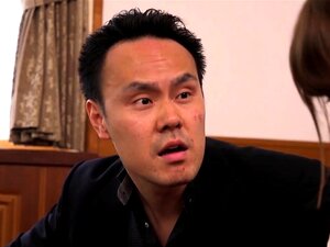 Busige japanische Tussi wird in BDSM-Bondage gefesselt und spielt mit