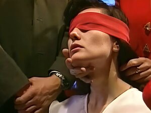 Busige Milf Jenny nimmt einen riesigen Cumshot in den Mund