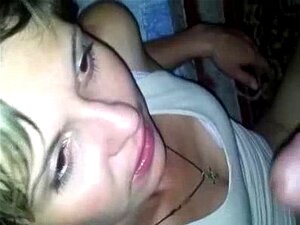 Frau wird gezwungen, vor der Kamera zu lutschen