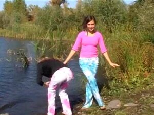 Verse babes kleden zich uit bij de rivier