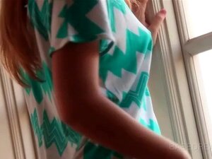Blonde Teenager-Schönheit hat heißen Telefonsex