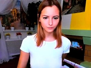 Amateur-Strumpfhaus-Webcam-Süße zieht sich aus und streichelt ihre